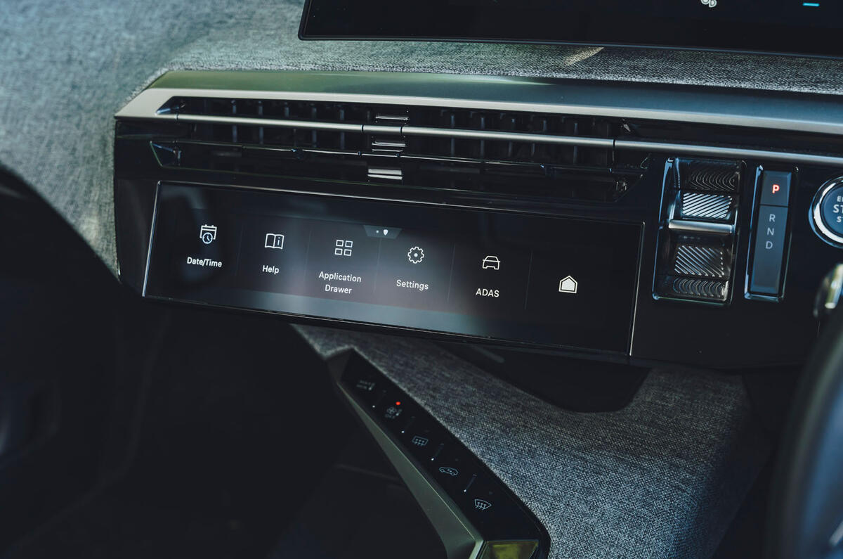Peugeot E 3008 review 2024 11 screen
